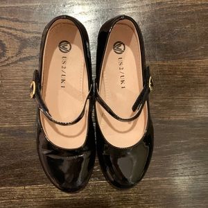 Girls’ black patent leather dress shoes.